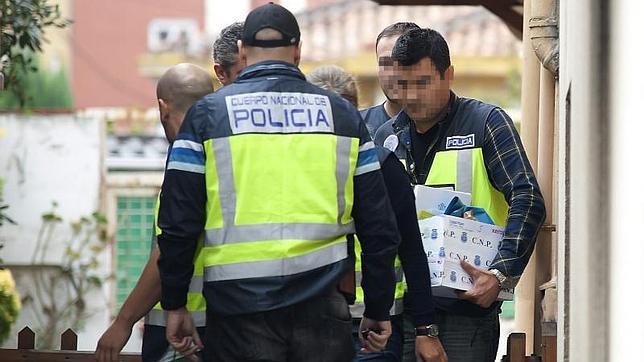 Agentes de la Policía Nacional durante el registro de un inmieble de la calle la bajada de San Juan en Santander