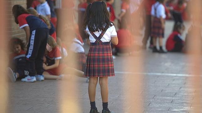 Los niños en el patio del colegio