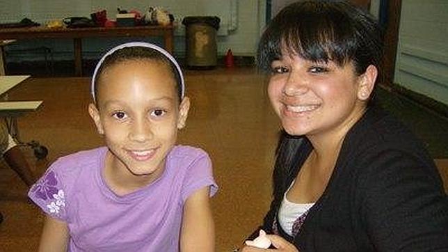 Un par de jóvenes en el Rosedale Center en el barrio neoyorkino del Bronx