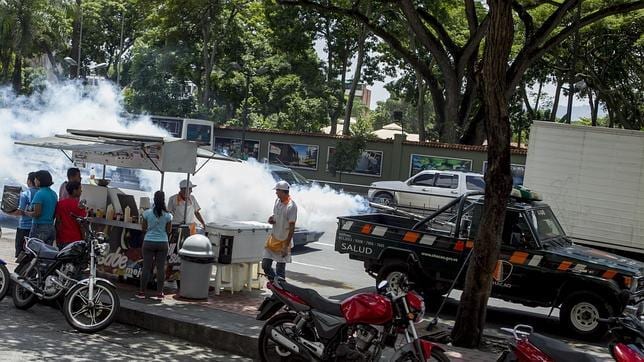 Un camión fumiga las calles del municipio de Chacao (Caracas) para prevenir los virus del dengue y la chikunguña en Caracas