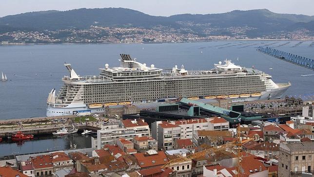 Así viven pasajeros y comerciantes la llegada a Vigo del mayor crucero del mundo