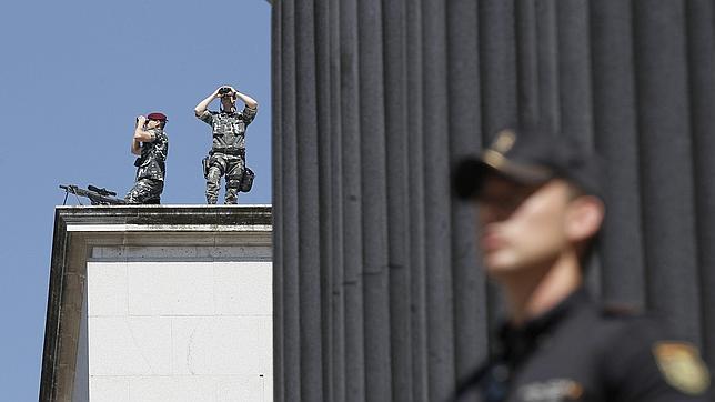 Miembros del Grupo de Operaciones Especiales y un Policía Nacional custodian el Congreso en día de la Proclamación de Don Felipe