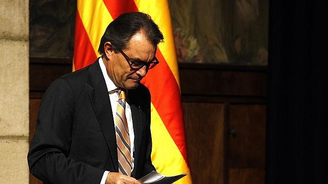 Fitch amenaza con rebajar la nota de la deuda de Cataluña a «bono basura»