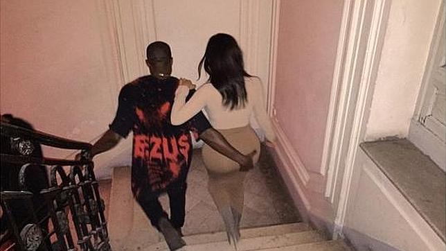 Kanye West agarra con aplomo el trasero de Kim Kardashian