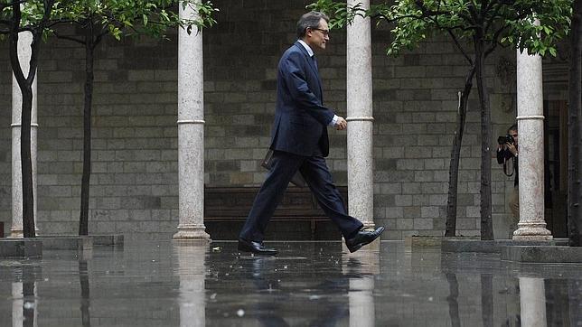 El Gobierno catalán suspende la campaña del 9N, pero advierte: «El proceso sigue adelante»