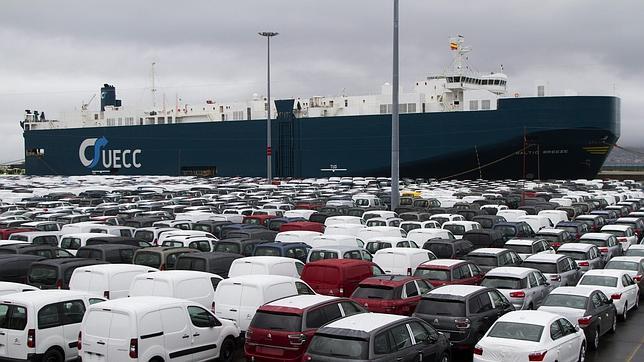 Varios vehículos de la factoría de Citroën en Vigo, en el muelle de carga de Bouzas