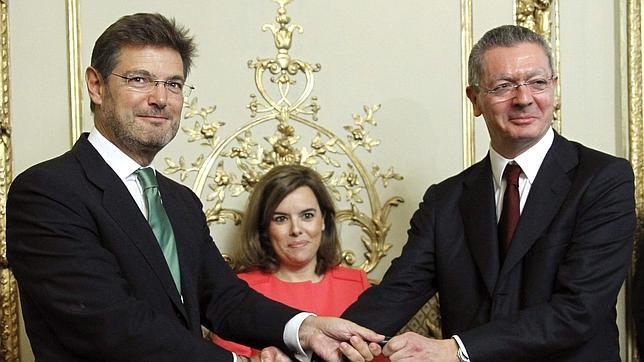 El nuevo ministro de Justicia, Rafael Catalá recibe su cartera ministerial de manos de su antecesor en el cargo