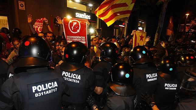 Alrededor de 300 antidisturbios protegen en Cataluña los intereses del Estado