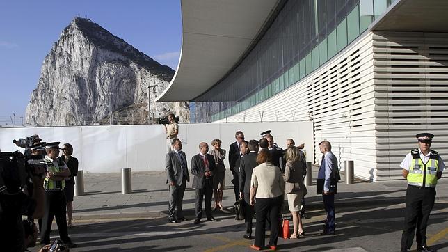 El Gobierno de Gibraltar acusa al comisario Almunia de actuar «en interés» de España