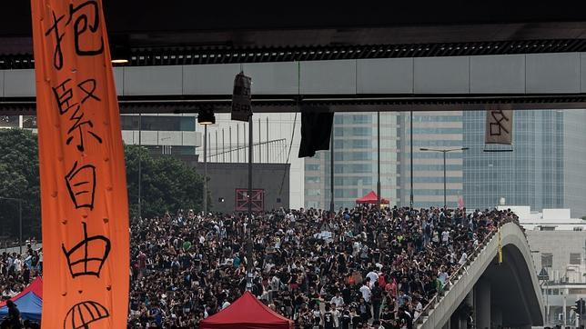 Manifestantes pro-democracia se reúnen en un paso a desnivel en Hong Kong