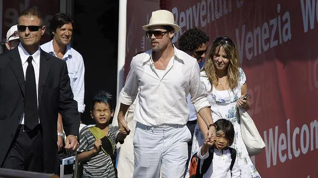 Brad Pitt junto a dos de sus hijos