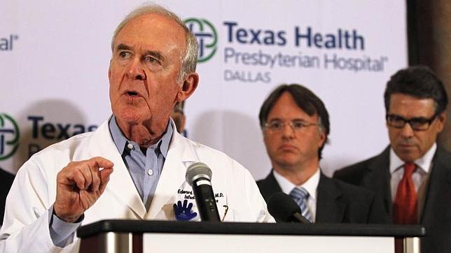 Edward Goodman, epidemiólogo en el hospital de Dallas, durante la rueda de prensa en la que se dieron detalles del error que permitió al primer afectado de ébola en EE.UU. estar en contacto con cerca de 18 personas