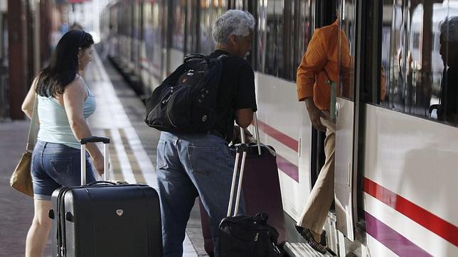 Renfe perderá 190 millones en 2015, menos que este año, pero mejorará los ingresos