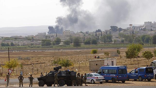 Los terroristas intensifican el bombardeo sobre Kobani, junto a la frontera turca