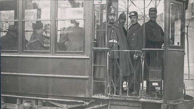 Uno de los primeros tranvías que circulaban por el centro de Madrid