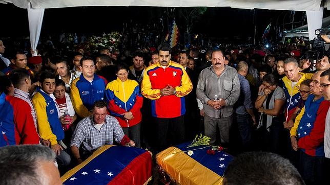 Nicolás Maduro, frente al féretro del diputado chavista Robert Serra