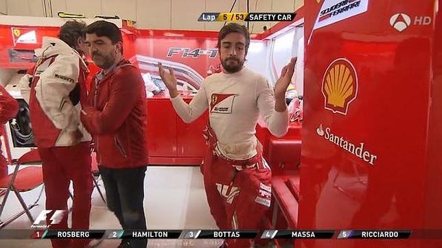 Fernando Alonso se lamenta en el box de Ferrari