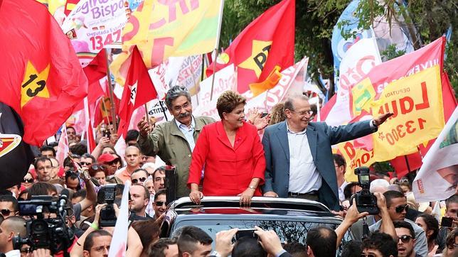 Abren los colegios electorales en Brasil que esperan a 142,8 millones de votantes