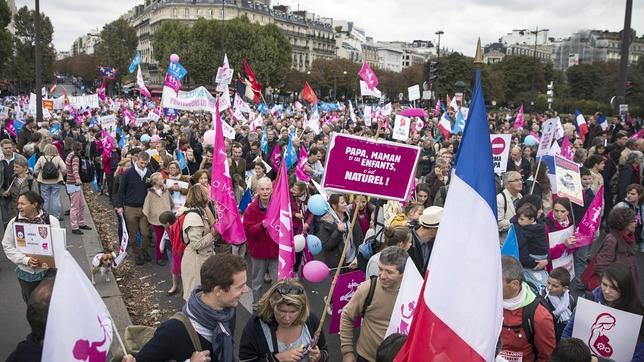 Manifestaciones contra la gestación subrogada y la procreación asistida para parejas de lesbianas