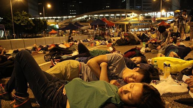 Las protestas de Hong Kong pierden fuelle mientras esperan el desalojo policial