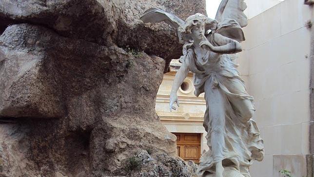 Detalle del panteón de Agustín Gisbert en el cementerio de Alcoy