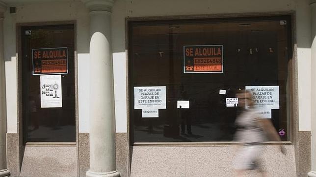 Un cartel de «se alquila» en varios locales comerciales de Madrid