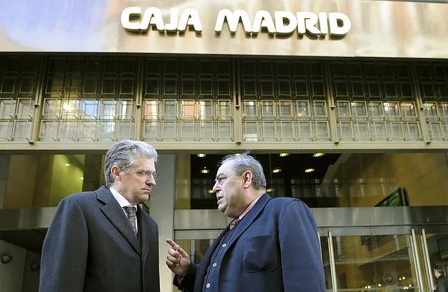 Miguel Ángel Araujo (derecha) conversa con Pablo Abejas (i), entonces presidente de la Comisión de Control de Caja Madrid, en 2011