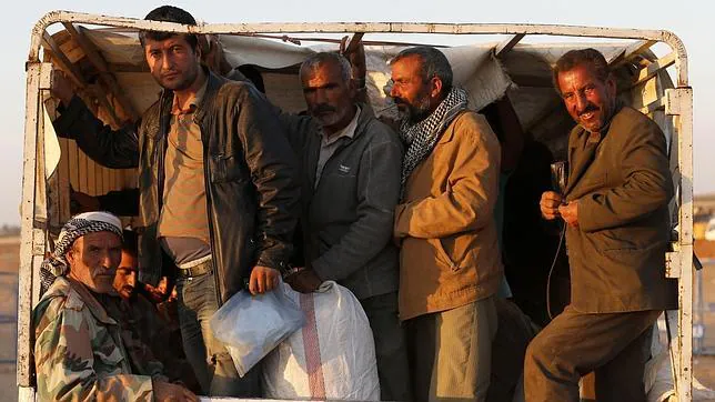 Refugiados kurdos sirios llegan a Turquía a través de la localidad fronteriza de Kobani