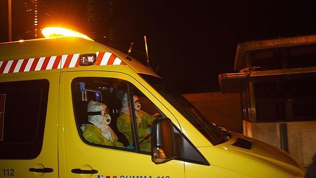 Llegada al hospital Carlos III de la ambulancia con la auxiliar de enfermería contagiada de ébola