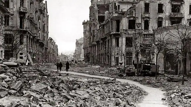 Estado de las calles de la capital polaca tras los bombardeos llevados a cabo durante la contienda