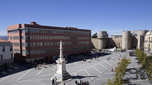 Ávila, molesta por la exclusión de los actos religiosos del programa oficial de Santa Teresa