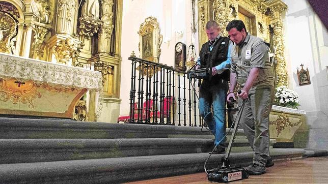 Dos técnicos «peinan» con el georradar el suelo de la iglesia del Convento de las Trinitarias