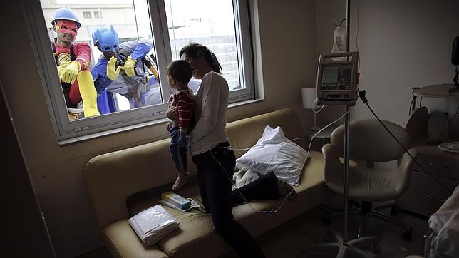 Héroes limpiacristales, la sonrisa de unos niños enfermos en un hospital de Brasil