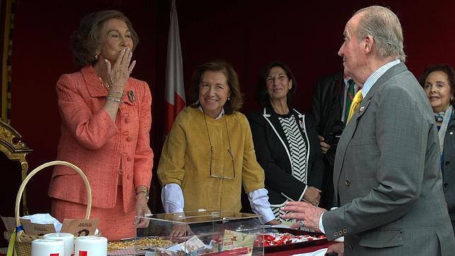 Encuentro de Don Juan Carlos y Doña Sofía en el Día de la Banderita de Cruz Roja