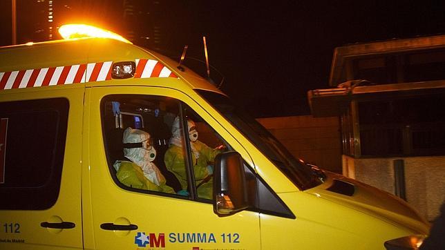 Llegada de Teresa Romero en ambulancia al hospital Carlos III en la noche del 6 al 7 de octubre