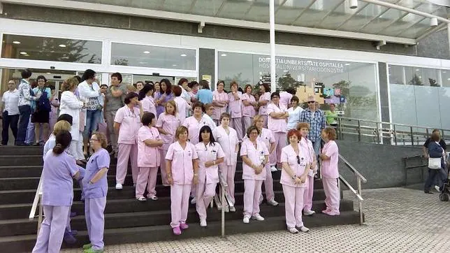 Fotografía facilitada por el Sindicato de Técnicos de Enfermería de la concentración de varias decenas de trabajadores del Hospital Donostia de San Sebastián, este martes, para protestar por el contagio sufrido por su compañera en Madrid