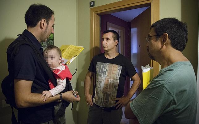 La consulta ilegal se desinfla mientras los independentistas acosan puerta a puerta