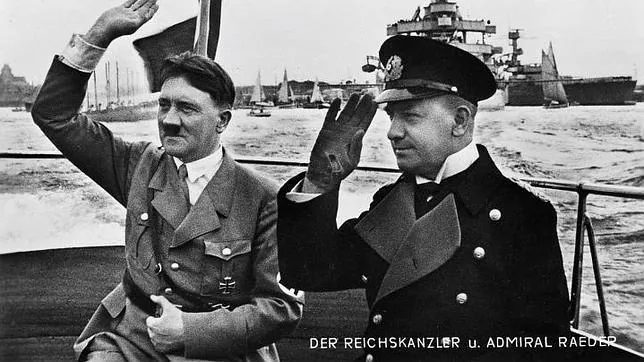 El «Führer», junto al gran almirante Raeder, durante una revista naval