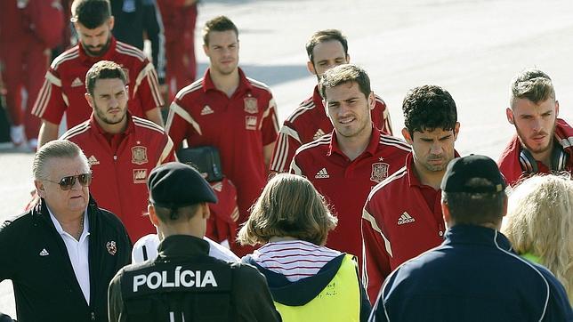Caras largas en la llegada de la selección española a Luxemburgo
