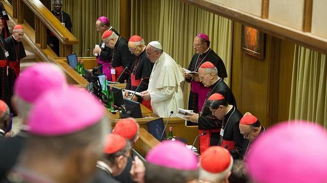 El máximo jurista del Vaticano, favorable a la comunión de algunos divorciados casados civilmente