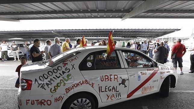Uber enfrenta a las dos asociaciones mayoritarias del taxi en Madrid