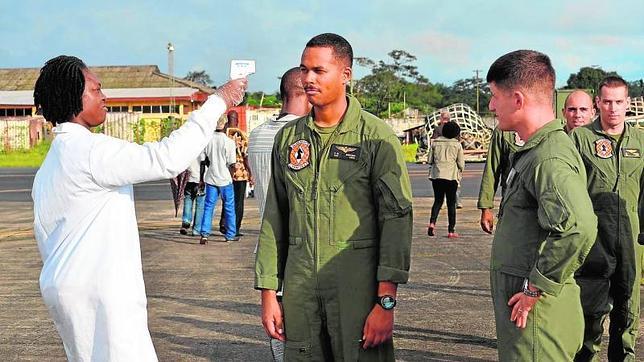 Personal médico liberiano toma la temperatura de los marines estadounidenses, a su llegada el pasado jueves a Monrovia