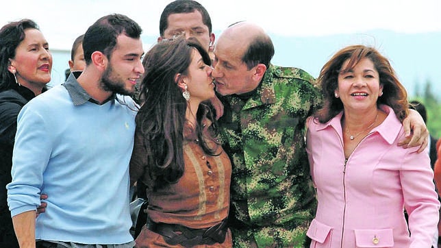 El general colombiano secuestrado por las FARC les echa en cara su crueldad