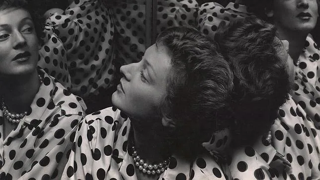 Marella Agnelli retratada por Erwin Blumenfeld en su estudio de Nueva York, en 1951