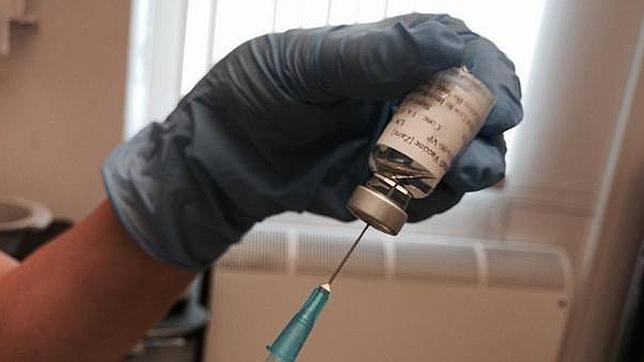 Sesenta voluntarios se inyectan parte del virus del ébola en busca de una vacuna