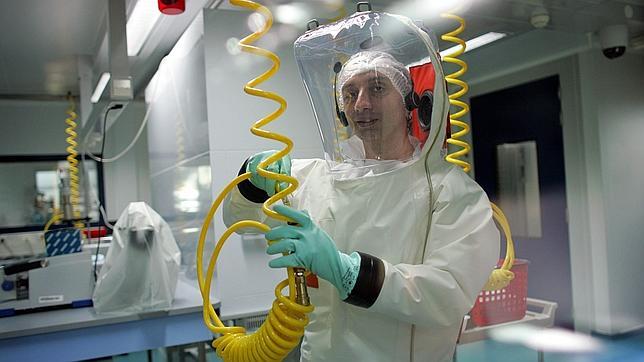 Un investigador en una laboratorio P4