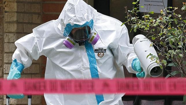 Un operario limpia la casa del infectado de ébola en Dallas