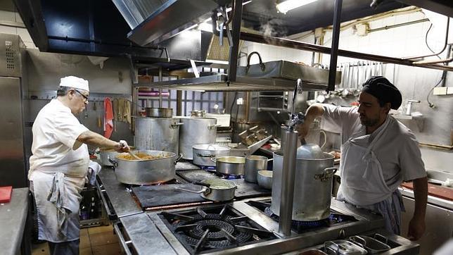 Lhardy: el secreto de un cocido con 175 años de historia