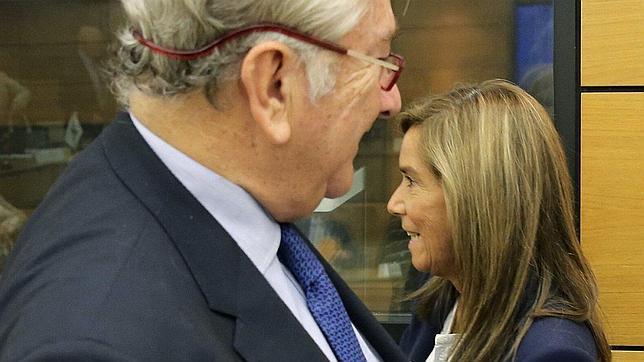 La ministra de Sanidad, Ana Mato, y el consejero de Sanidad de la Comunidad de Madrid, Javier Rodríguez, durante una reunión del ébola