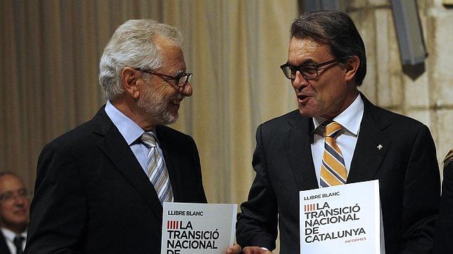 Pi-Sunyer, junto a Artur Mas durante la presentación de libro blanco de la Transición Nacional